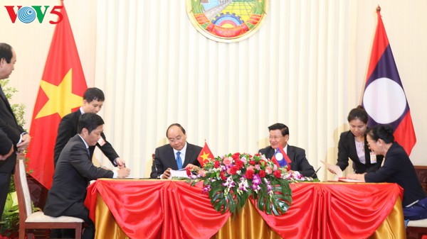 Нгуен Суан Фук провел переговоры с премьер-министром Лаоса Тхонглуном Сисулитом - ảnh 1